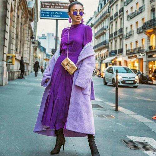 Moda ultravioleta a cor de 2018 em roupas e acessórios