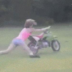 Veja a reação da criança quando a mãe cai com sua mini-moto.