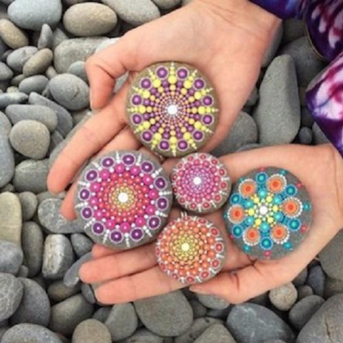 Artista cria magníficas mandalas coloridas utilizando pedras do mar