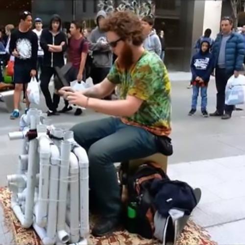 Artista de rua dá show com solos de músicas conhecidas em tubos de PVC