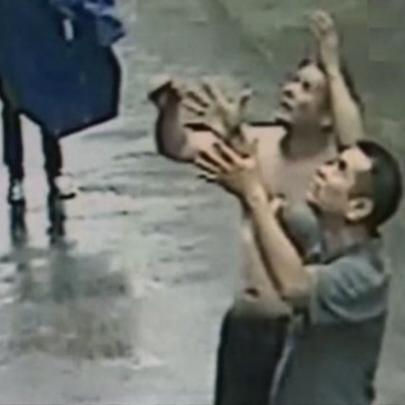 Homem consegue segurar nos braços bebê que caiu de janela
