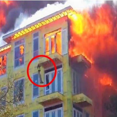 O dramático resgate de um homem em um edifício em chamas 