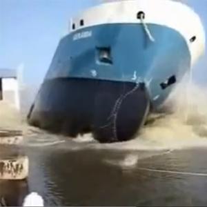 Vídeos Incríveis – Navio sendo colocado na água