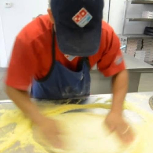 Trabalhador prepara 3 pizzas em 39 segundos