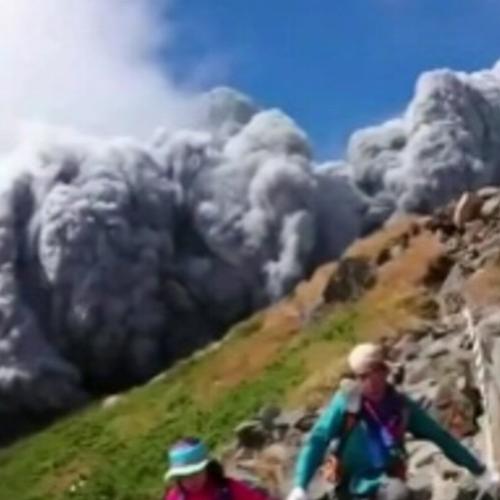 Turista registra momento da erupção do Vulcão no Japão