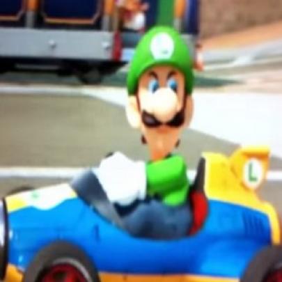 Luigi e seu olhar fatal durante Mario Kart