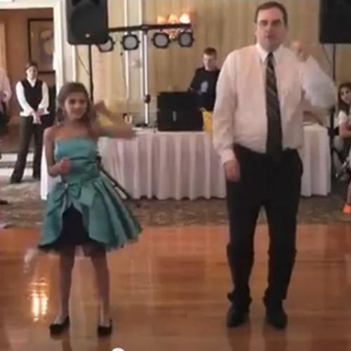 Pai e filha dançam vários ritmos... Ficou engraçado!