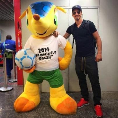 Ibrahimovic trolla paparazzo ao chegar ao Brasil para ver a Copa