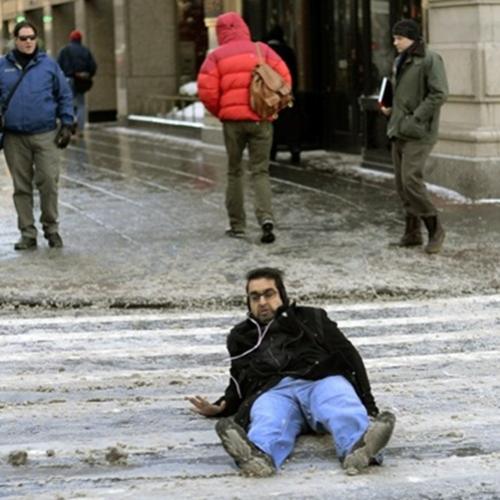 20 Fotos de pessoas tropeçando e caindo no chão