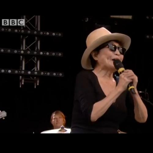 Yoko Ono faz um show de sangrar os ouvidos mais que arrocha!