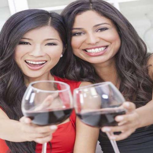 Especialista explica como beber vinho sem manchar os dentes