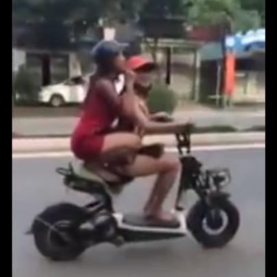 Duas meninas e uma scooter - isso não vai dar certo