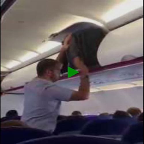 E o cara brigando com o bagageiro do avião tentando encaixar sua mala