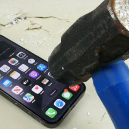 Homem testa iPhone 15 Pro Titanium contra faca e marreta