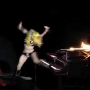 Lady Gaga cai em show de pernas para o ar