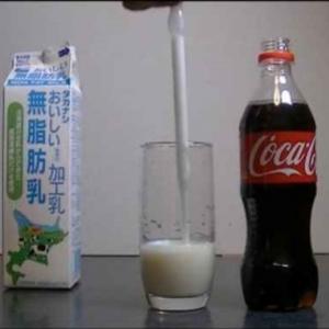 Usando leite para clarear coca-cola