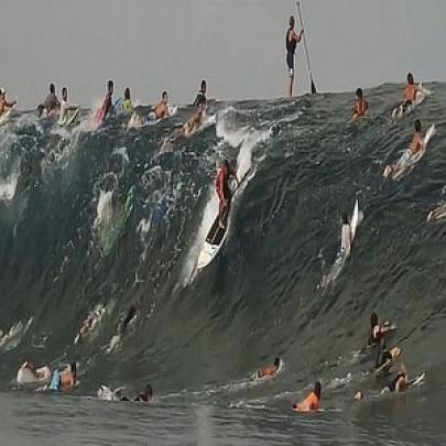 Surfistas passam por péssimos momentos em verdadeiros Paredões de Água
