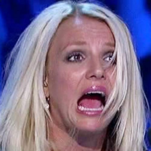 Homem invade palco em Las Vegas e Britney Spears fica aterrorizada.