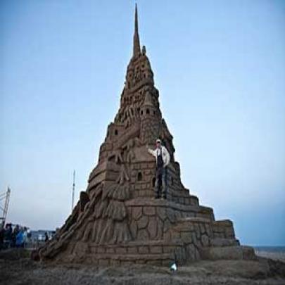 Artista faz maior castelo de areia do mundo