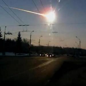 Queda de meteoritos deixa centenas de feridos na Rússia