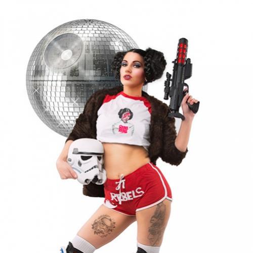 Modelo encarna a Princesa Leia de Star Wars no melhor estilo pinup