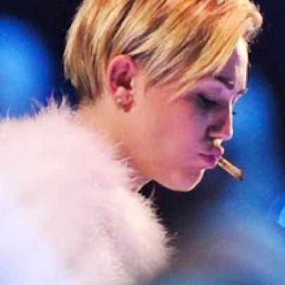 Miley Cyrus Fumando Um