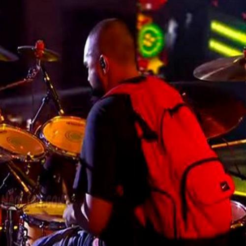 Por que o baterista usa mochila?