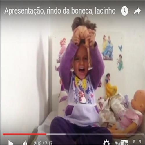 Garotinha grava vídeo e faz bullyng com boneca