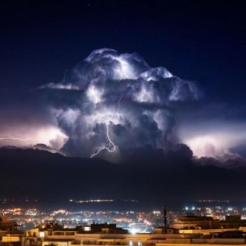 Tempestade de raios ilumina o céu da Sardenha
