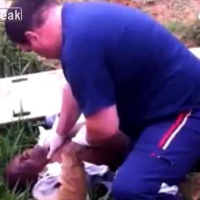 No Brasil um homem é flagrado tentando sair da cova no cemitério