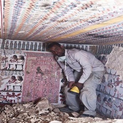Arqueólogos descobrem túmulos egípcios