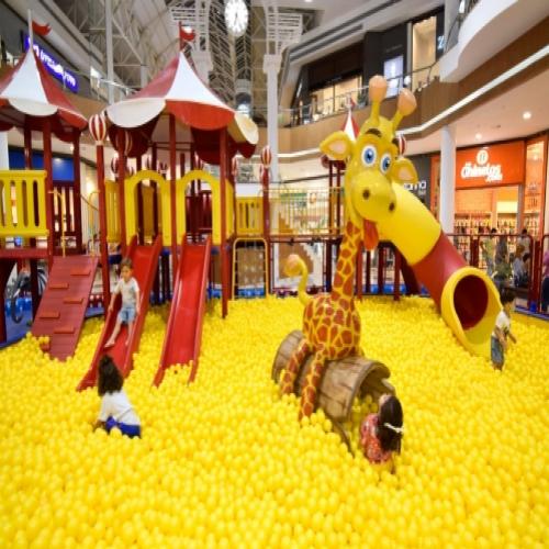 Minas Shopping recebe espaço inspirado em circo com piscina de bolinha