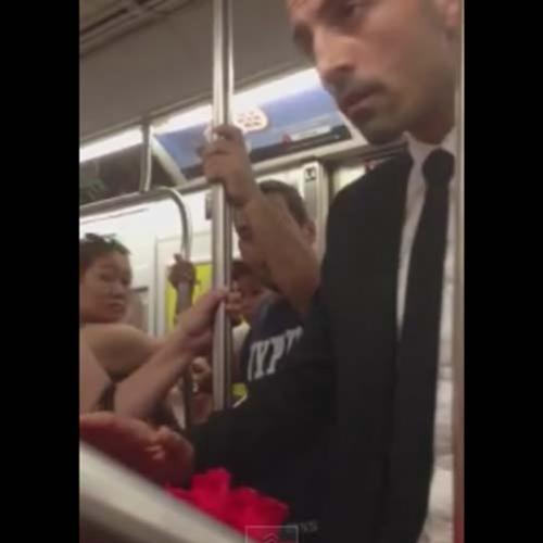 Homem misterioso compra todas as rosas de uma Vendedora no metrô de NY