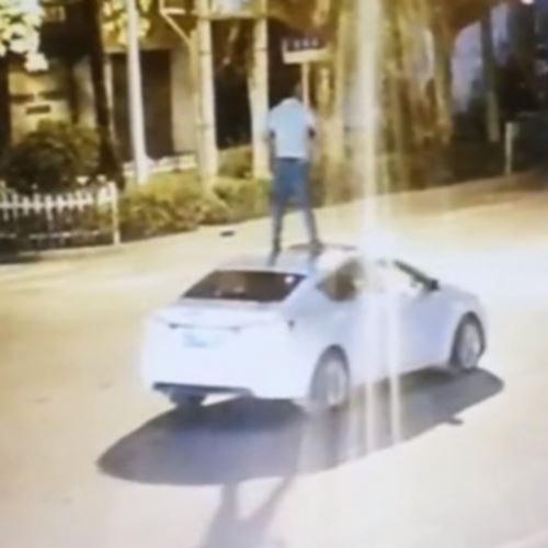 Chinês é flagrado no teto de carro que se movia sem motorista