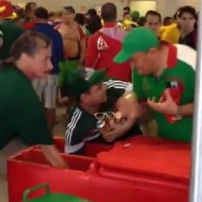 Flagrante de mexicanos roubando cerveja na Copa
