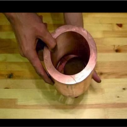 O que acontece quando colocamos um imã dentro de um tubo de cobre?