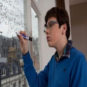 Menino de 14 anos é considerado mais inteligente que Einstein 