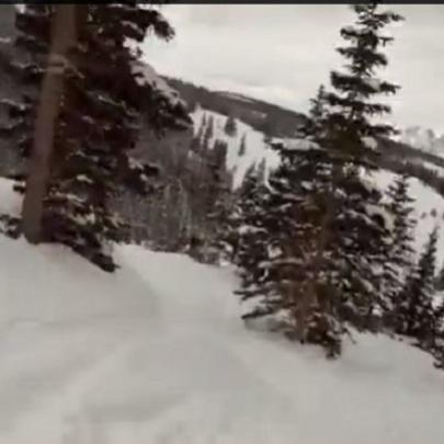 Esquiador resolve sair do traçado da pista e acaba em um penhasco