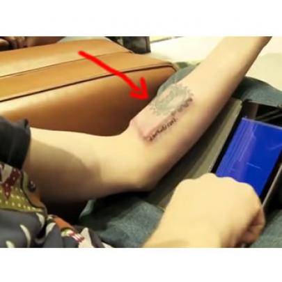 Um jovem hacker implanta um chip de computador no próprio braço