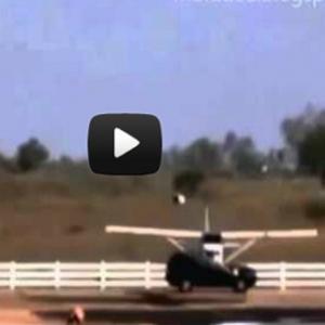 Avião se choca com carro durante pouso