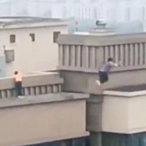 Crianças chinesas brincam de pular do 22° andar