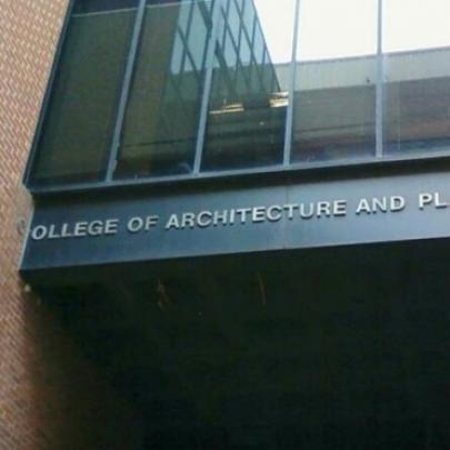 Faculdade de arquitetura erra o próprio nome no projeto.
