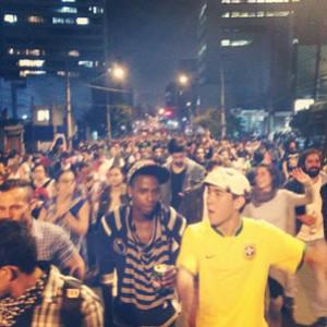 Brasileiros unidos marchando pelas ruas do Brasil