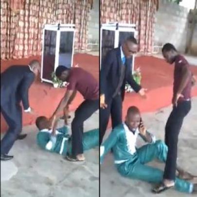 Homem atende celular durante exorcismo e irrita pastor