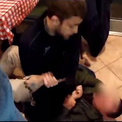 Homem usa Jiu-Jitsu em restaurante para imobilizar bêbado, vídeo