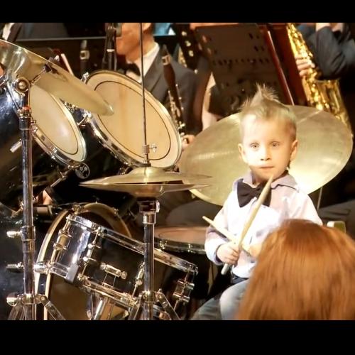 Garotinho de 3 anos dá show de bateria