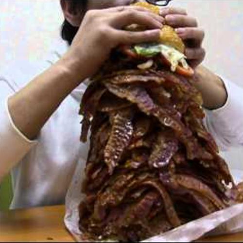 Asiático maluco tenta comer sanduíche com 1050 pedaços de bacon