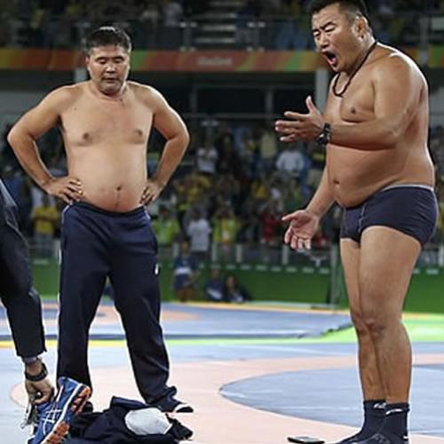 Treinadores de Luta Olímpica protestam de cueca