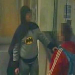 Homem vestido de Batman prende ladrão na Inglaterra
