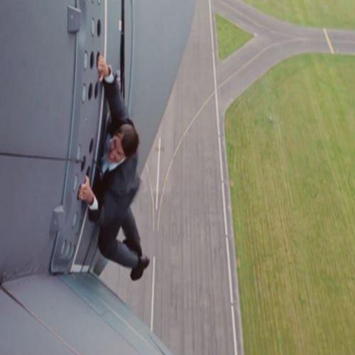 Tom Cruise grava cena real impressionante pendurado em avião na decola